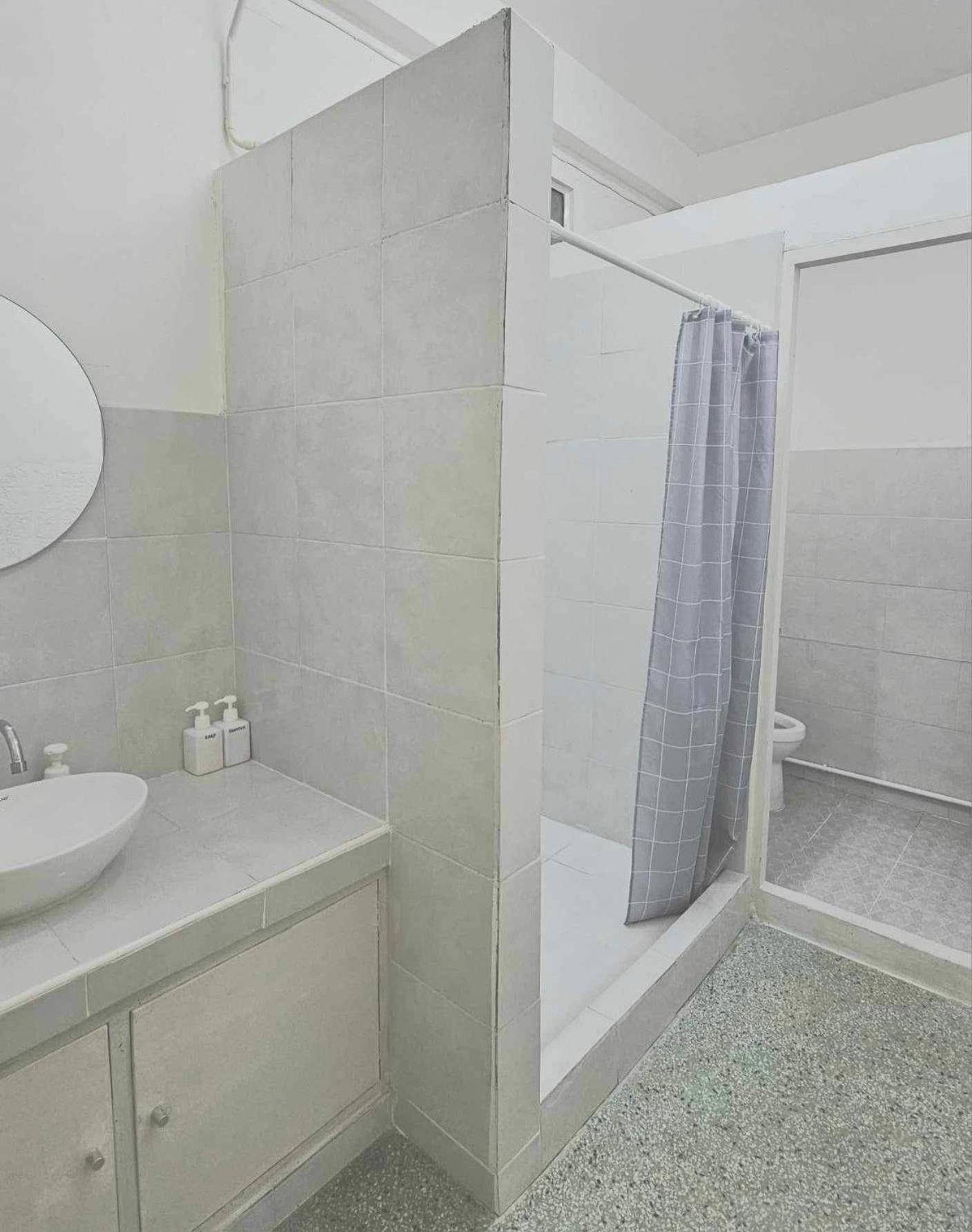 W District Guesthouse Бангкок Экстерьер фото