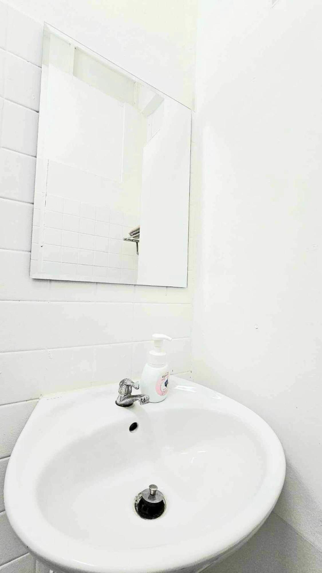 W District Guesthouse Бангкок Экстерьер фото