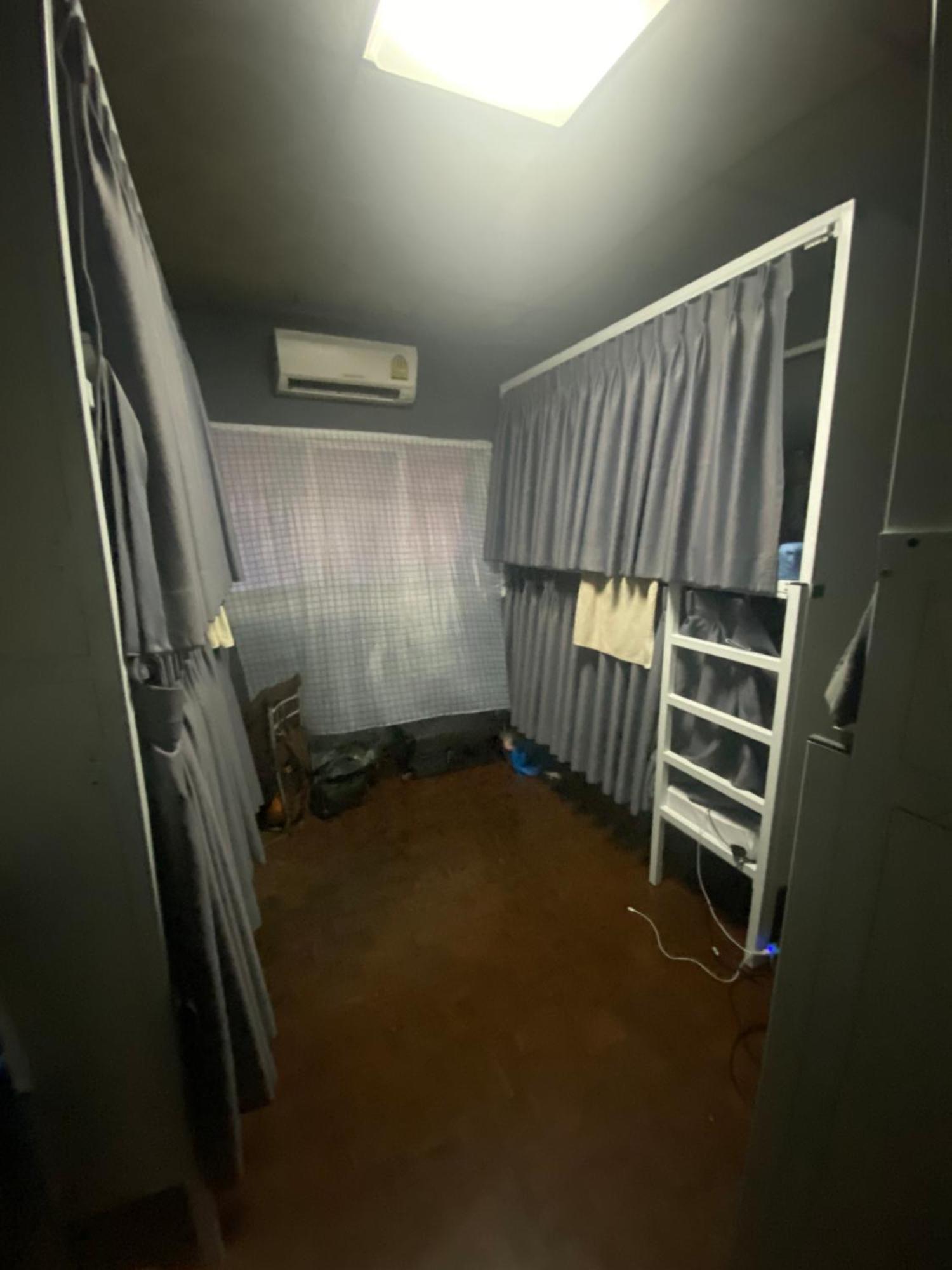 W District Guesthouse Бангкок Экстерьер фото