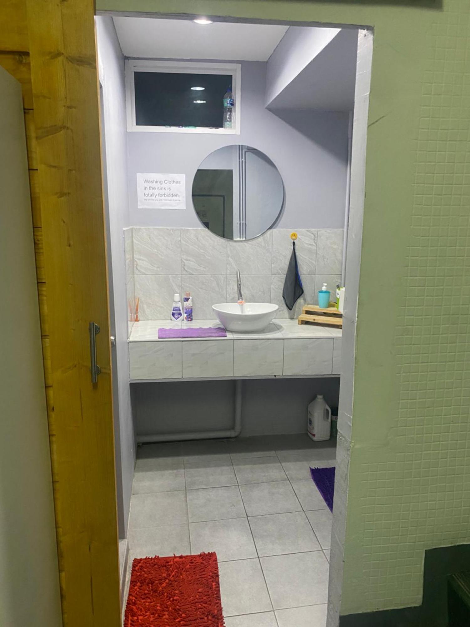 W District Guesthouse Бангкок Экстерьер фото