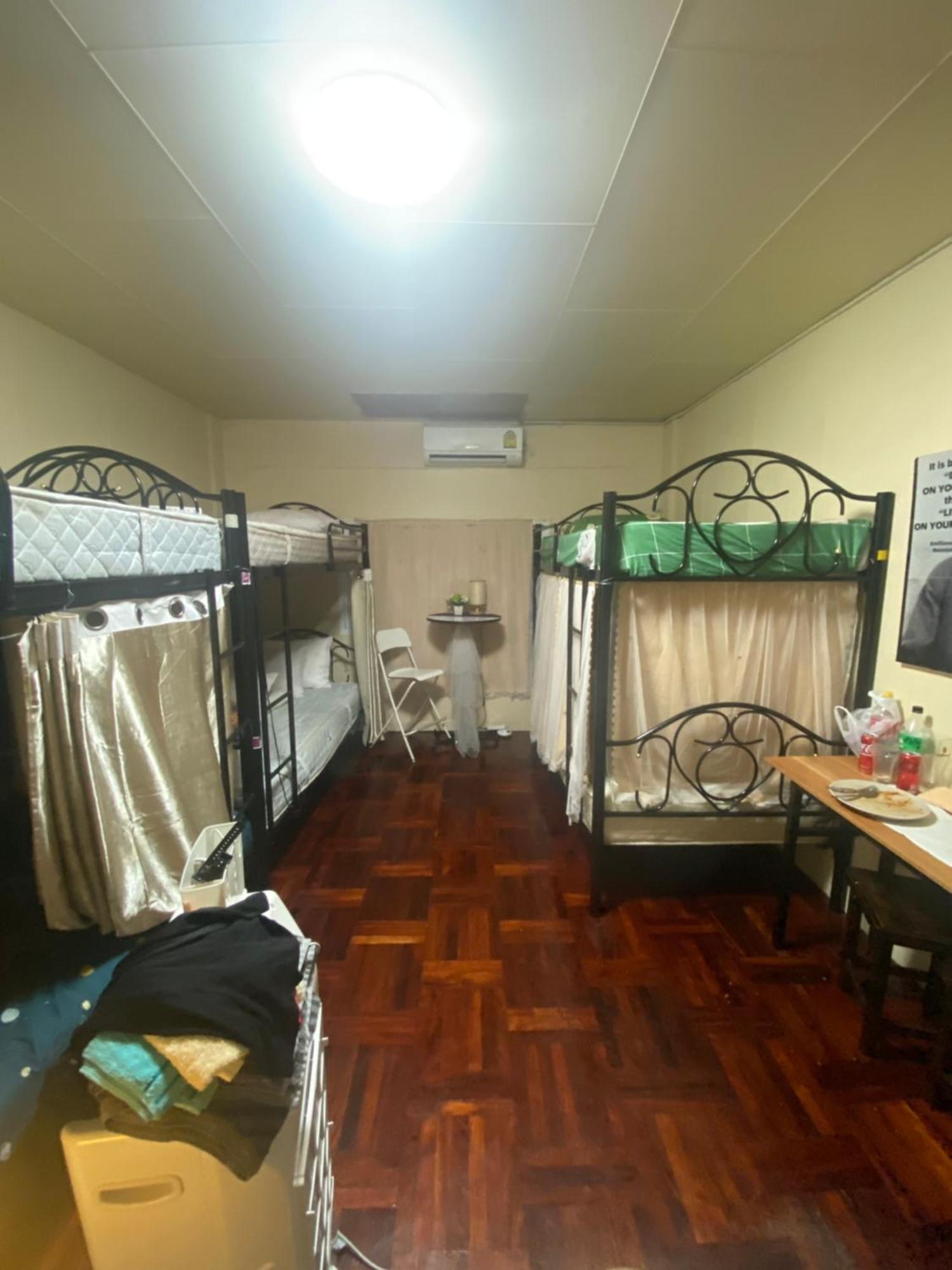 W District Guesthouse Бангкок Экстерьер фото