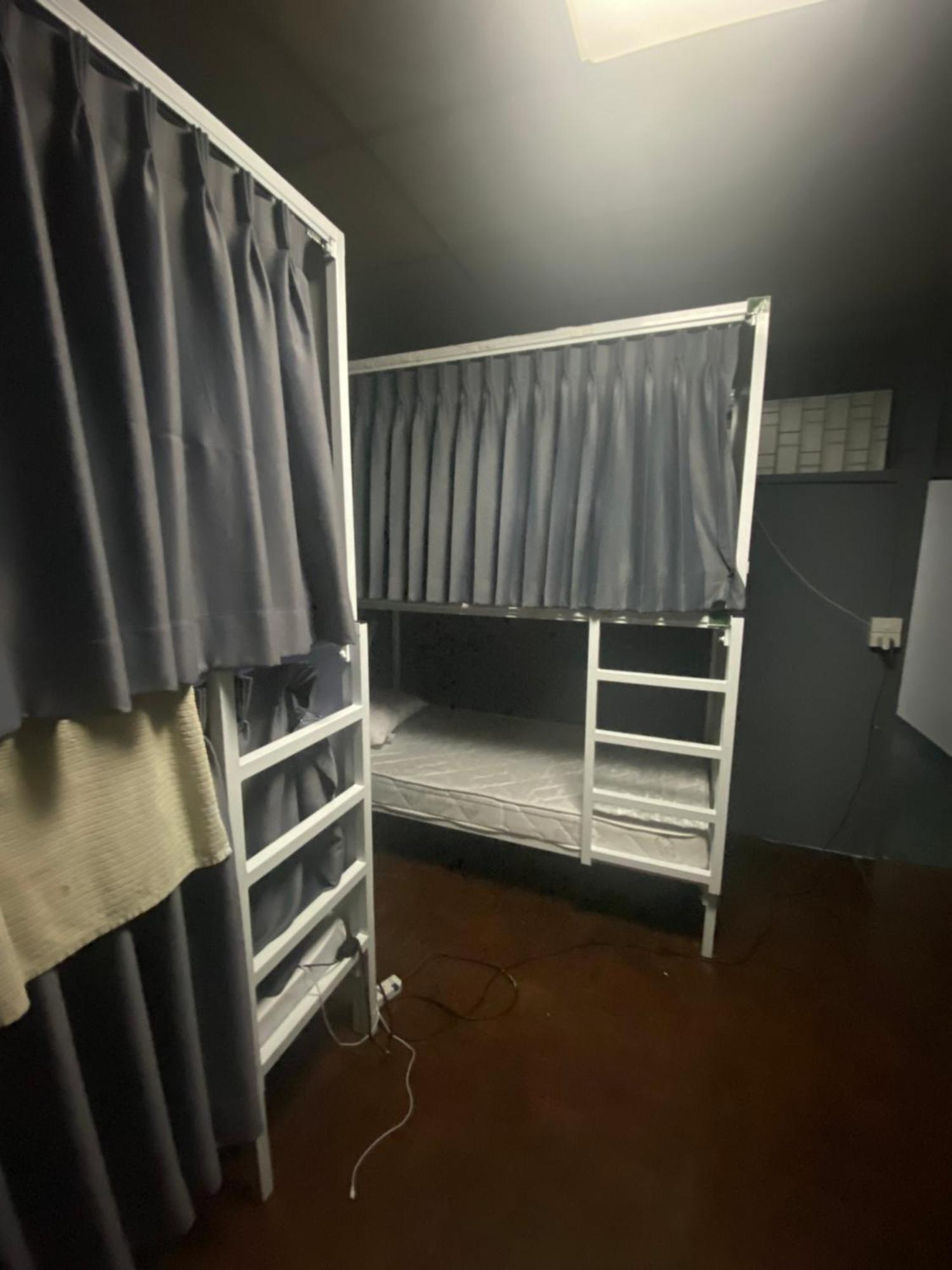 W District Guesthouse Бангкок Экстерьер фото