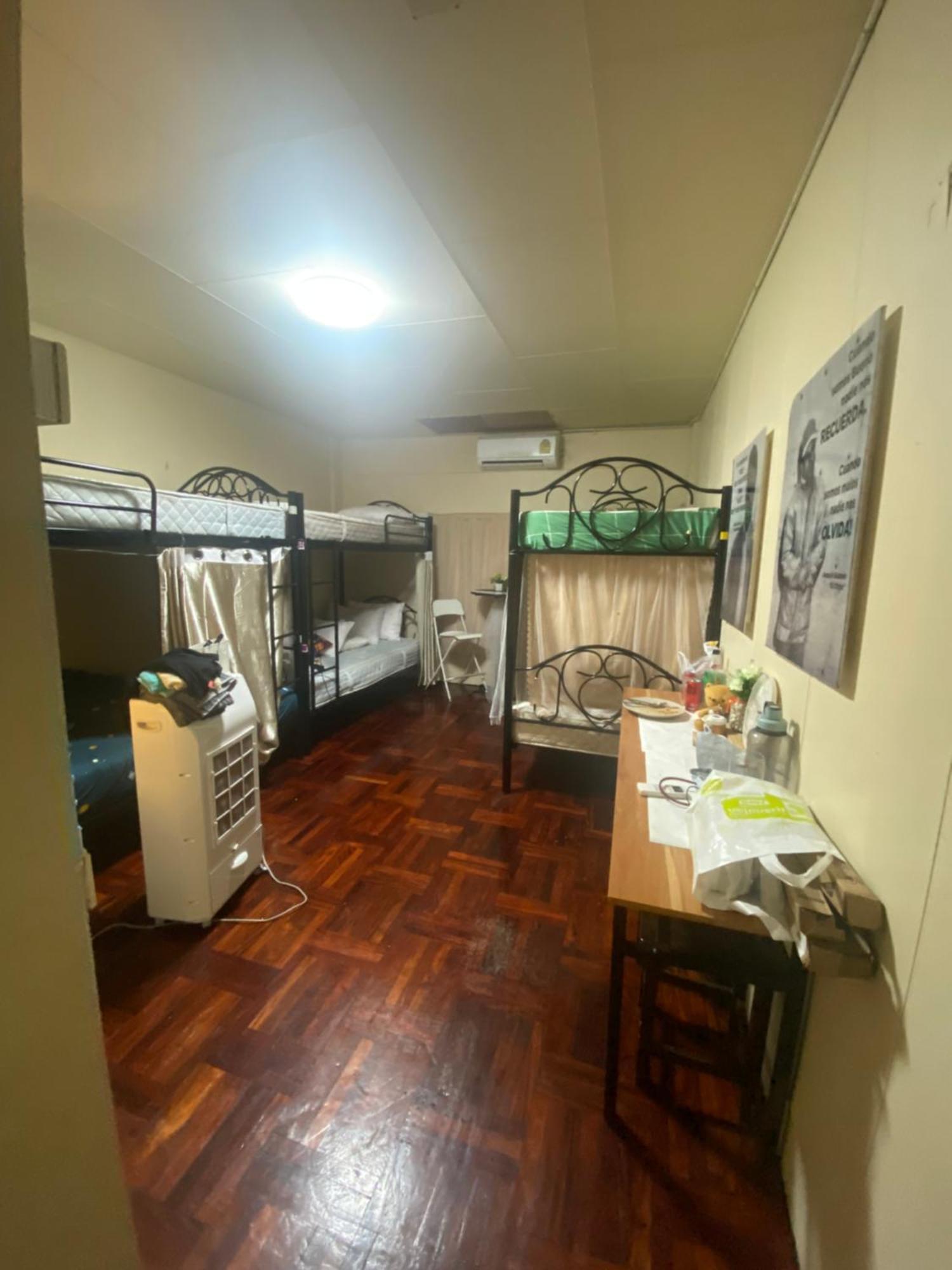 W District Guesthouse Бангкок Экстерьер фото